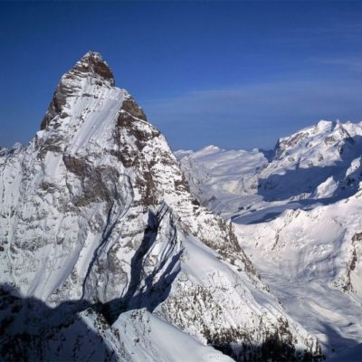 29 - La cresta del Leone del Cervino, sullo sfondo il Monte Rosa